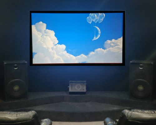 Home theater with large screen, howk mains speakers left and right and Dancer for center channel